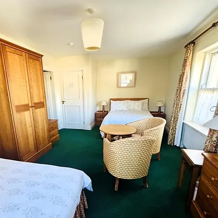 Bed & Breakfast Tatis Bake-away Roundstone